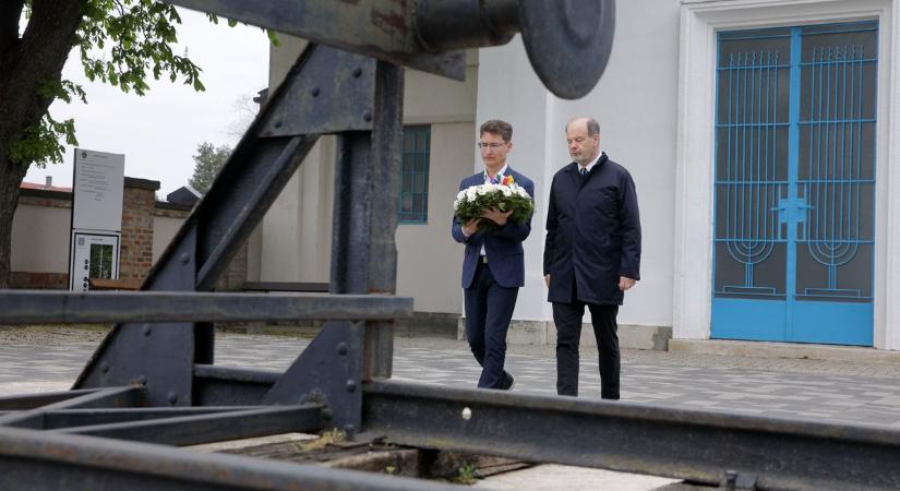 Koszorúzással emlékeztek a holokauszt áldozataira Székesfehérváron