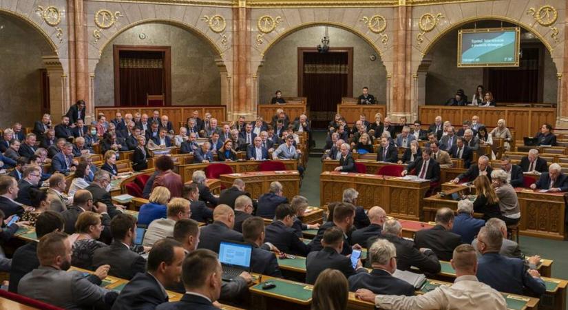 Bruttó 1,35 milliárd forint – összességében ekkora végkielégítés üti a markát a leköszönő képviselőknek