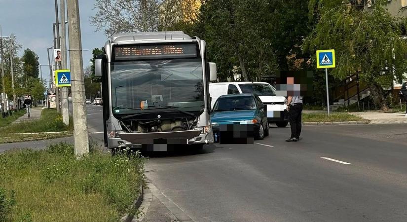Menetrend szerint közlekedő buszjárat és autó ütközött a Széchenyivárosban  fotó