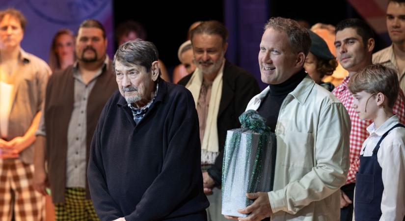 Meglepetés a színpadon: így ünnepelték a népszerű, 80 éves színészt (galéria, videó)