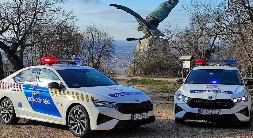 Videón a tatabányai razzia: a rendőrök is csak pislogtak azon, hol rejtőzött a körözött férfi