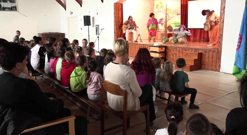 Színházzal az elfogadásért