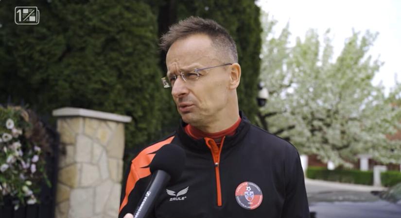 Futás közben csípték el Szijjártó Pétert, aki azt mondta, interjút készül adni a másik oldalnak