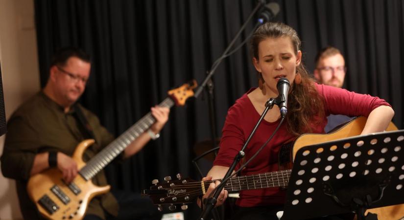 „Keresek valakit…” – megzenésített versek estje teremtett bensőséges hangulatot a TIT Irodalmi Kávéházban