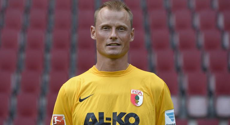 Vonattal ütközött az autója, meghalt az osztrák válogatott korábbi kapusa