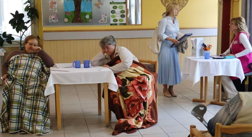 Színházat vittek az idősek otthonába (fotók)