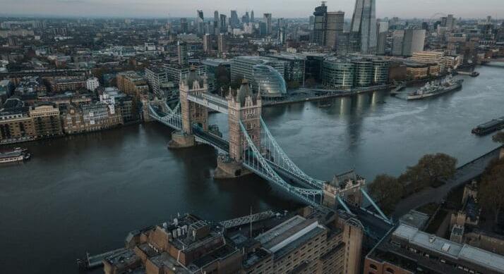 Óvatosabbá váltak a befektetők – Megindult a tőkekivonás a brit vagyonkezelőknél