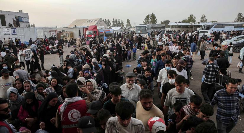 Folytatódik az afgánok tömeges kitoloncolása – a tálibok keményen lépnek fel a hazatérőkkel szemben