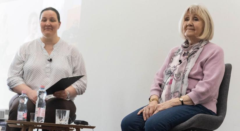 Halász Judit megható ajándékot kapott Tatabányán, erre mindig boldogan emlékezhet