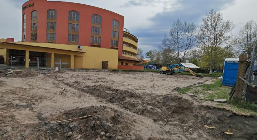 Eltűnt egy épület a fürdő mellett, a háttérben komoly változás zajlik