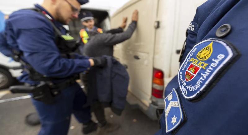 A főhivatalból a dutyiba: kommandósok hurcolták el a polgármestert