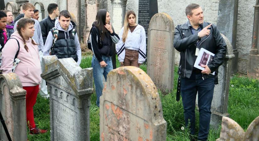Rendhagyó történelemórát tartottak a zsidó temetőben (fotók)