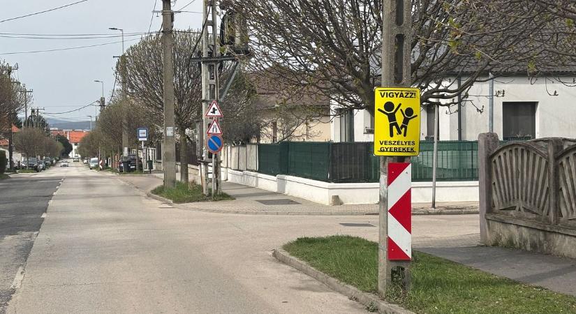 Veszprém új „veszélyzónája”: egy tábla, amin az egész város nevet (galéria)