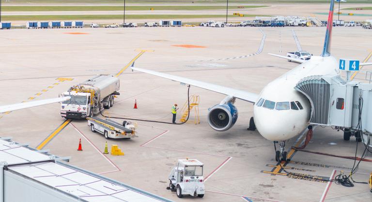 Komoly veszélyben vannak az európai légitársaságok, csak hat hétre elengedő üzemanyaguk van