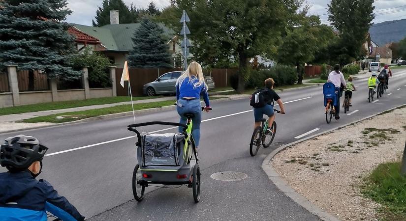 „Ha esik, ha fúj, elindulunk” – Jubileumhoz érkezett a baji Bicibusz