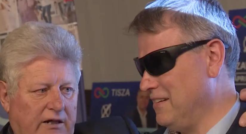 Elcsukló hangon, könnyek közt gratulált édesapja a Tisza győztes látássérült képviselőjének