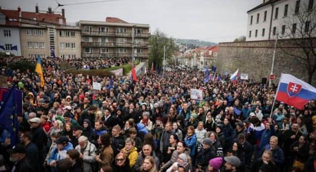 Több ezer szlovák tüntetett a külföldről történő levélszavazás megszüntetése ellen