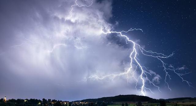 Jégdara és viharos szél csaphat le pénteken: erre a 6 vármegyére adták ki a figyelmeztetést