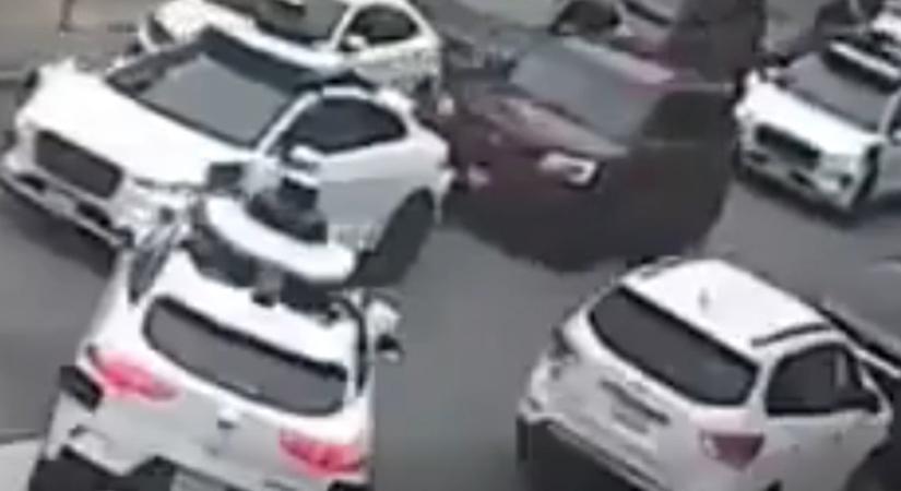 Három önvezető autó találkozott egy kereszteződésben, megszületett az év legviccesebb autós videója