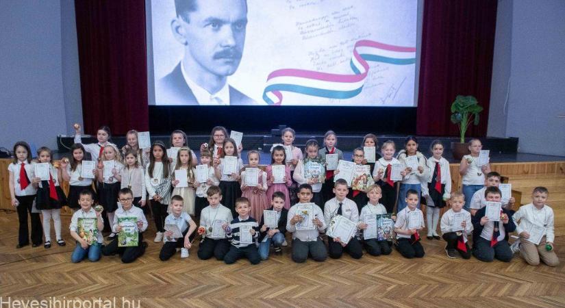 Versmondók versenyeztek a Költészet napján