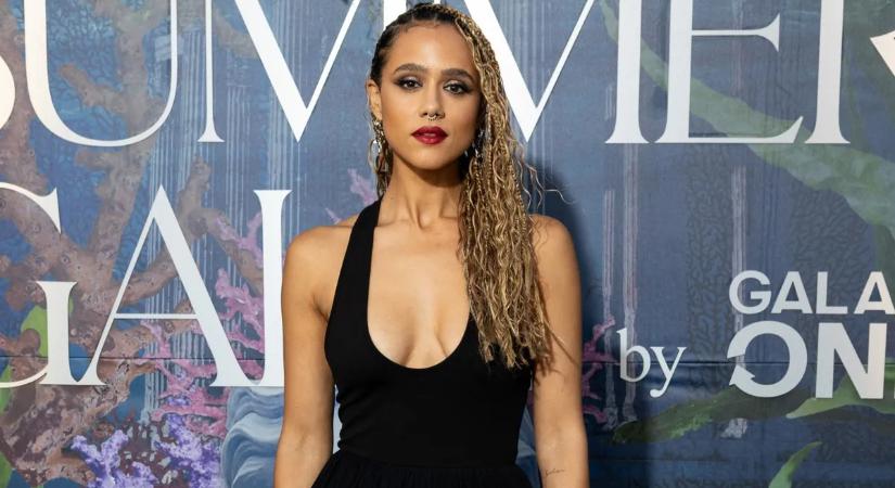 Nathalie Emmanuel, a Trónok harca sztárja kőkemény mellekkel és feszes testtel hódít – dögös képek