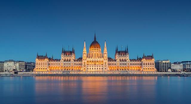 Ennyit keres egy parlamenti képviselő Magyarországon