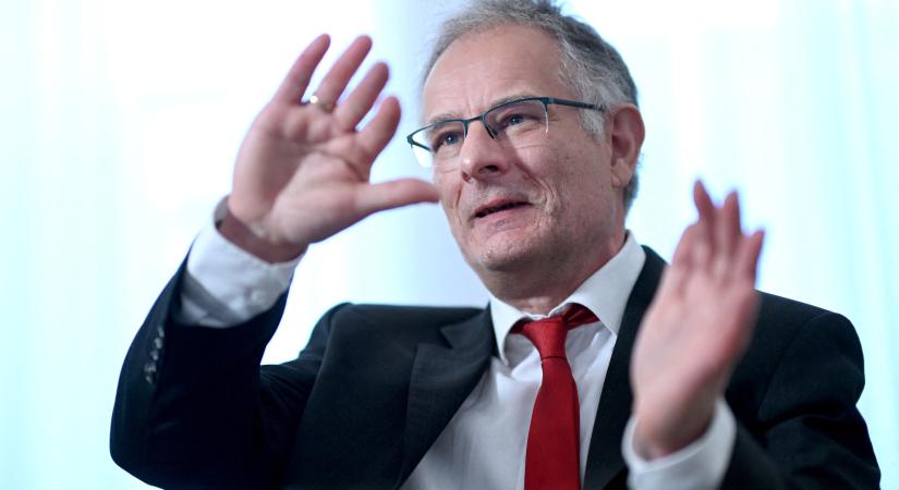 Skodával jár, csapvizet iszik és most egész Ausztriát takarékosságra kényszeríti a balos osztrák pénzügyminiszter