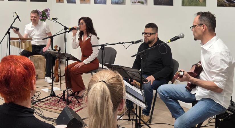 Így még biztos nem hallott József Attila verset: gőzölgő titkok a komáromi koncerten fotók, videó