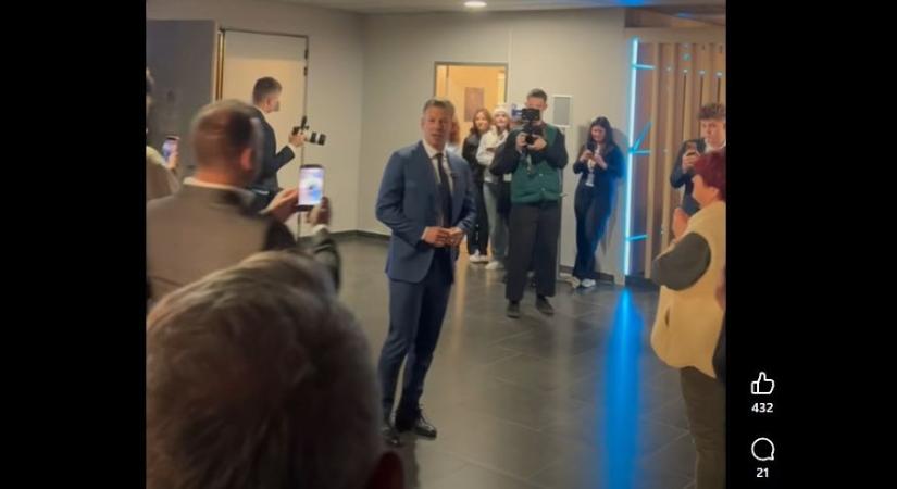 Hangulatjelentés az MTVA-ból: Videóra vették, hogy kik tapsolnak Magyar Péternek