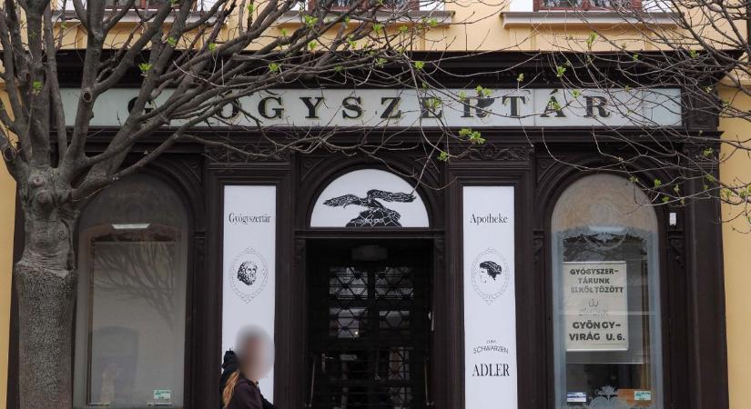 Új helyre költözött és megújult a több mint 270 éves Fekete Sas Gyógyszertár