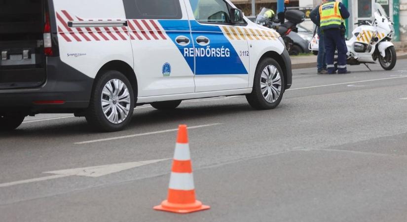 Négyes karambol történt Debrecenben, megsérült egy motoros, a buszok menetrendje is módosult!