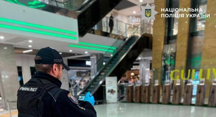 Kijevben egy férfi lezuhant egy bevásárlóközpont ötödik emeletéről és meghalt