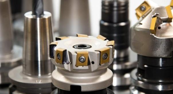 Így történik a fém megmunkálása