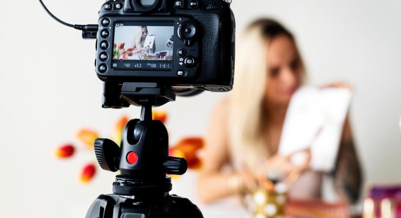 Keményen lecsapott a versenyhivatal Forstner Csengére: súlyos milliókba került a posztolós trükközés