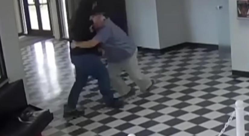 Puszta kézzel fegyverzett le egy iskolai vérengzésre készülő volt diákot egy oklahomai igazgató – videó