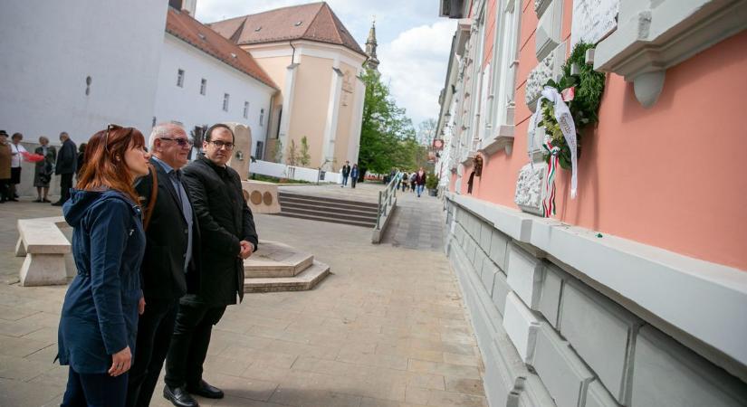 A 125 éve született neves magyar íróra emlékeztek meg a kecskemétiek  fotók