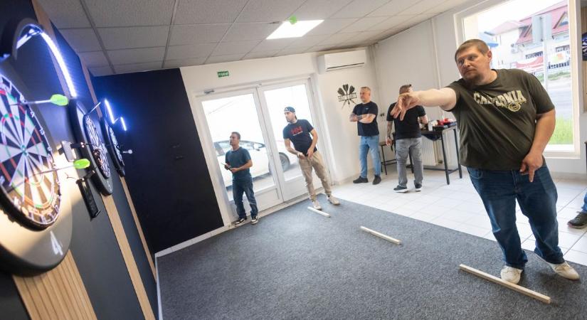 Új darts szentély Tatabányán: izgalmas versennyel debütált a helyi bázis fotók