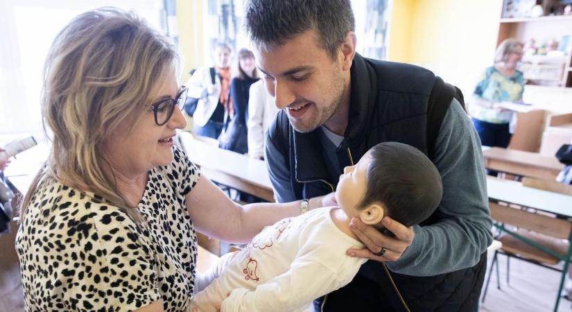 Kisbabát ringattak, beteget ápoltak, s megnézték a faipari remekeket – tanárok az élet sűrűjében (galéria, videó)