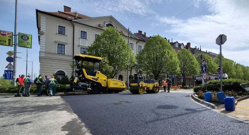 Leaszfaltozták, de még nem mehetünk rá! Hétfőn nyitják meg itt a forgalmat (galéria, videó)