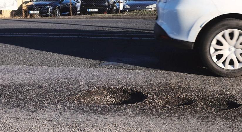 Ezt csak a legpengébb autósok csinálják: így hajts át a kátyún, hogy megúszd a drága javítást