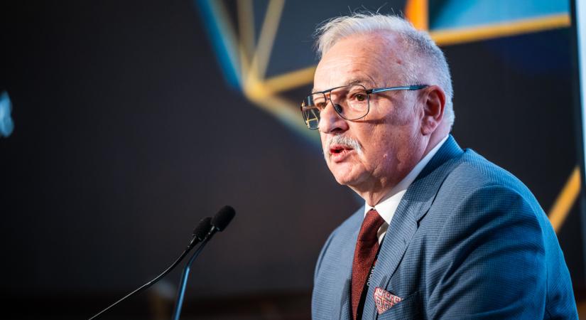 Hernádi Zsolttal tárgyalt Magyar Péter: marad a védett ár a benzinnél!