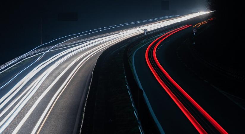 Tragédia az utakon – meghalt egy 75 éves kamionos, 15 unokája volt