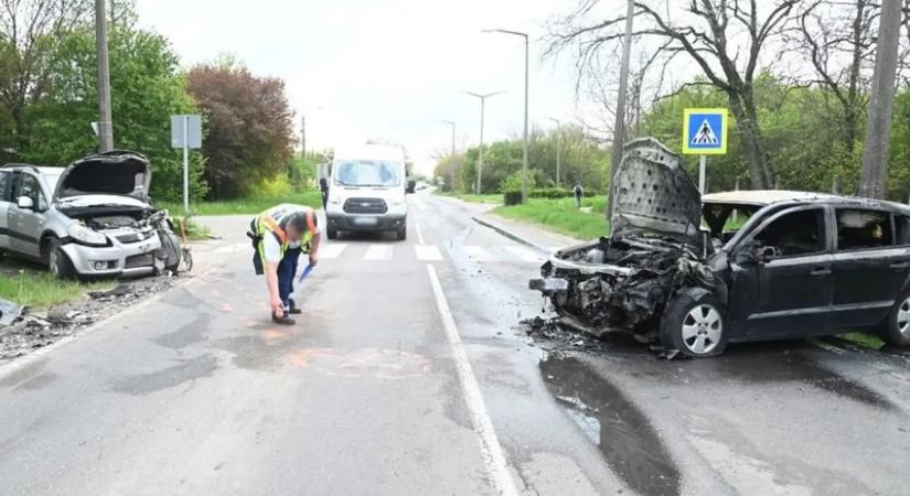 Baleset Szolnokon: az ütközés után kigyulladt és kiégett az egyik autó – képekkel, videóval