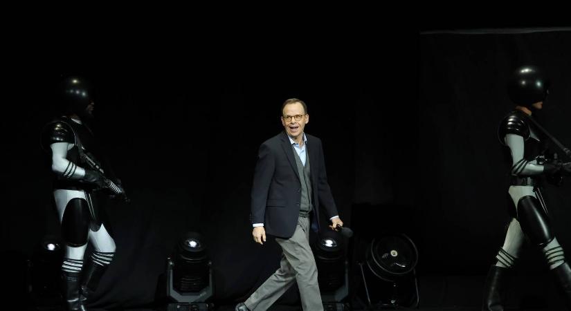 30 évvel az eltűnése után tér vissza a vászonra Hollywood kedvenc színésze, ebben a filmben láthatjuk újra