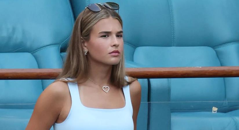 Melltartó nélkül állt kamera elé a teniszezőlány – Forró fotó