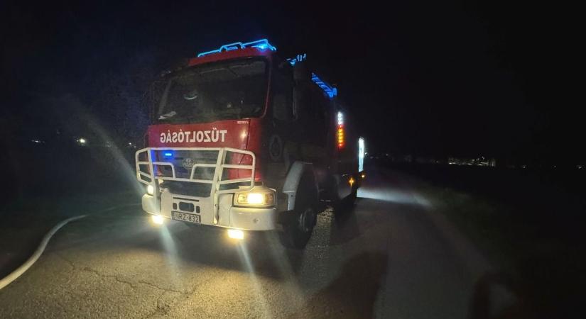 Szalmabálák gyulladtak ki Szabolcsban, két tűzoltóegység kezdte meg az oltást!