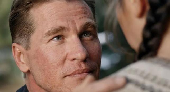 Mesterséges intelligenciával támasztották fel az elhunyt Val Kilmert, már előzetes is van