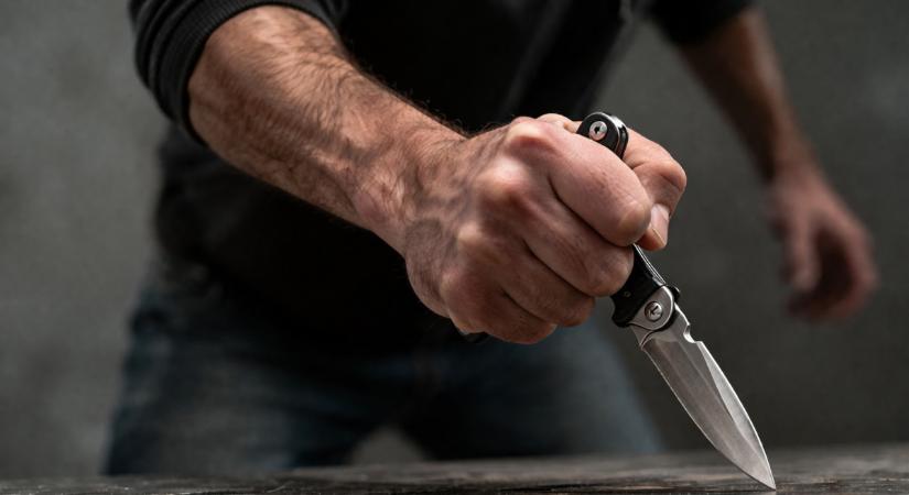 Kirúgták a derecskei férfit – elővette a bicskát