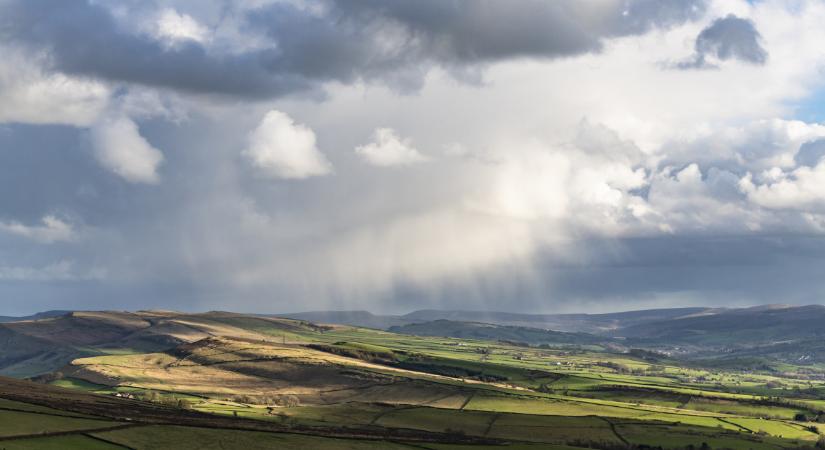 Erős szél és napsütés, majd fordulat