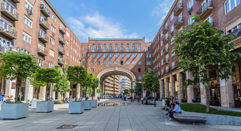Kiderült, miért borul sötétbe a Madách tér ikonikus boltíve - mutatjuk a felelőst!